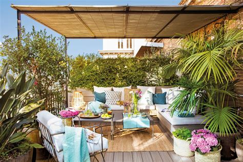 Terraza acogedora de un restaurante con personas disfrutando