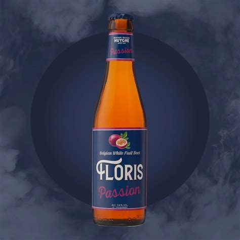 Fotografía de la botella de cerveza Floris Chocolate junto a un postre de chocolate.