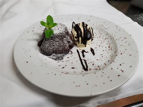 Volcán de chocolate fundido con helado de vainilla y frutos rojos