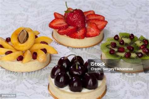 Composición de diferentes frutas decorando tartaletas