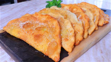 Empanadas de pera con manjar recién horneadas