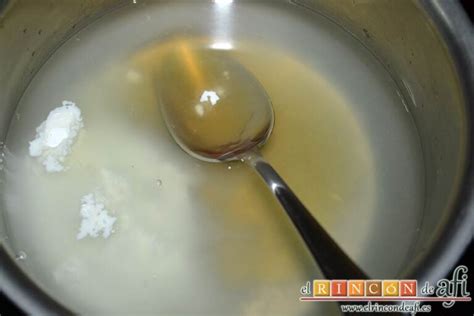 Salsa de limón espesándose en un cazo