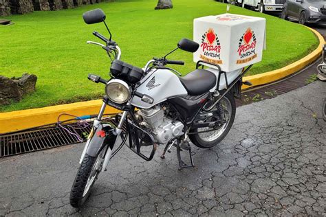 Motocicleta de reparto de pizza en una calle concurrida de Seúl, Corea del Sur