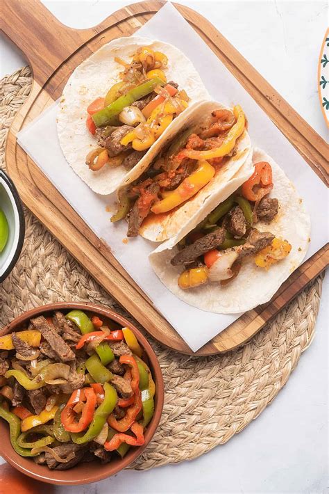 Fotografía apetitosa de fajitas recién preparadas, mostrando la variedad de rellenos y tortillas.