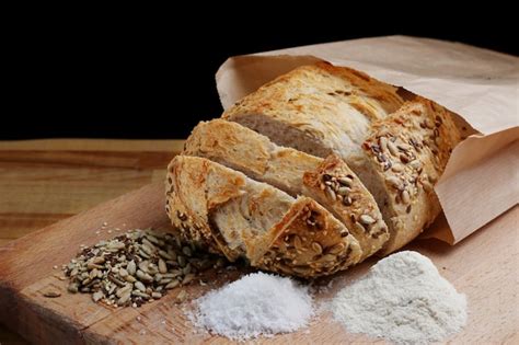 Pan integral recién horneado con semillas, cortado en rebanadas