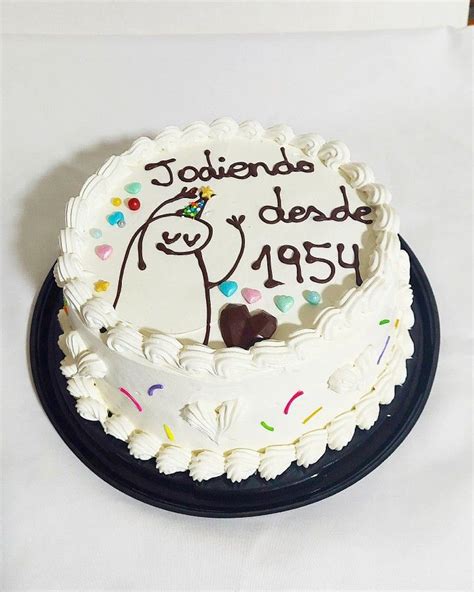Torta de cumpleaños con diseño de león bebé, con detalles en crema y adornos de cartulina.