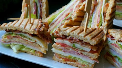 Sándwich Club con capas de ingredientes y palillos