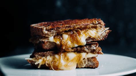 Grilled Cheese con cebolla caramelizada, queso fundido y pan tostado