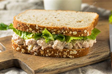 Sándwich de ensaladilla de atún fresco con lechuga