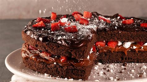 Torta de chocolate rellena con crema chantilly y frutillas