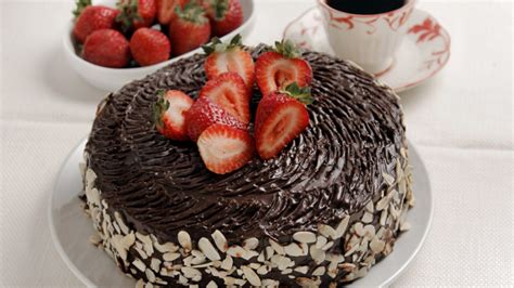 Torta terminada decorada con frutillas y chocolate
