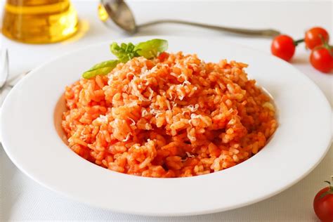Imagen de un plato de arroz con salsa boloñesa bien presentado