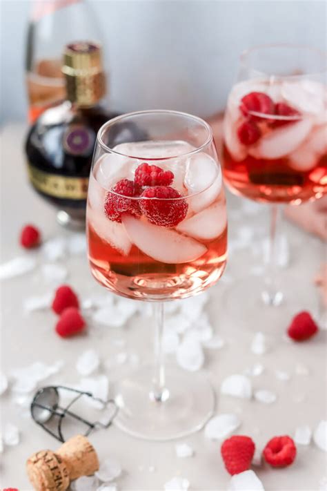 Frutos rojos frescos y vaso con Chambord Spritz
