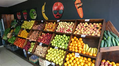Diseño moderno de una frutería con exhibición organizada y atractiva de productos frescos