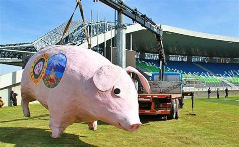 Mascota Chancho Lorenzo animando en un evento deportivo