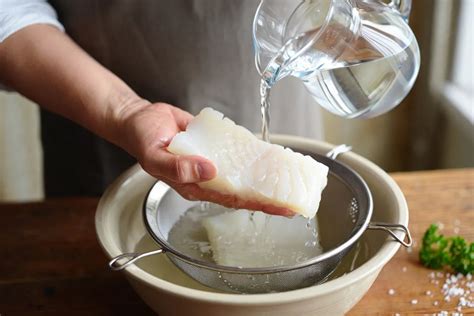 Esquema de los pasos clave: desalado del bacalao, preparación de la masa y técnica de fritura dorada.