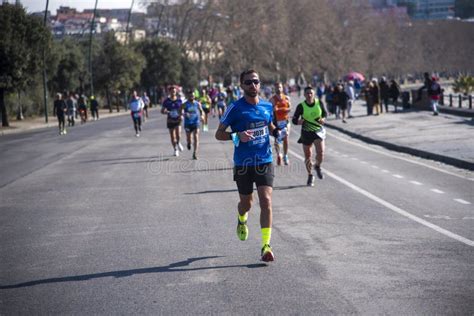 Fotografía periodística de un maratonista siendo ayudado por otro corredor al cruzar la meta debido al agotamiento extremo