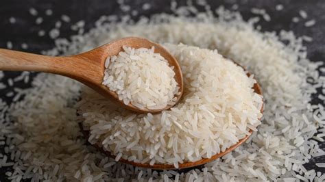 Imagen de granos de arroz en una sartén con aceite, mostrando el proceso de rehogado o tostado.