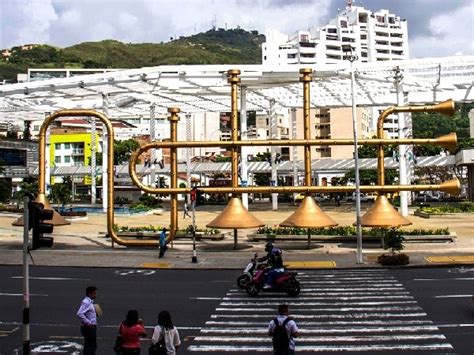 Imagen de la Plazoleta Jairo Varela con las trompetas gigantes