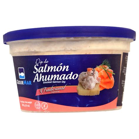 Imagen de un dip de salmón ahumado servido elegantemente en un pan hueco, rodeado de variedad de acompañamientos como tostadas y vegetales.