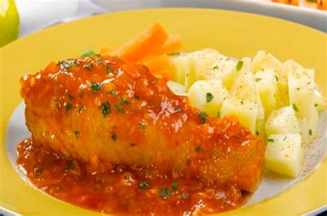 Plato de pollo al jugo con salsa y acompañamientos