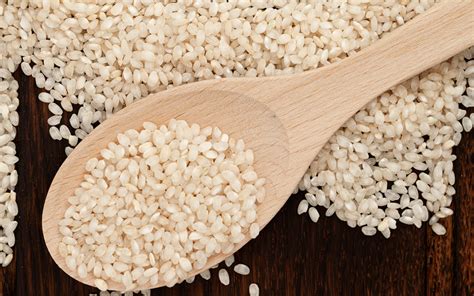 Granos de arroz bomba crudos y cocidos, mostrando su aumento de tamaño