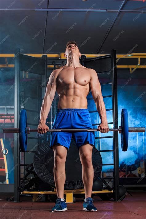 Hombre haciendo ejercicios de CrossFit con barra