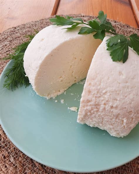 Foto de cuajada de queso fresco drenándose en un colador con paño
