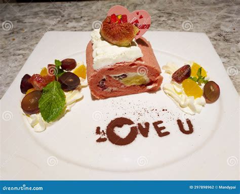 Plato de mousse de chocolate decorado con frutas rojas
