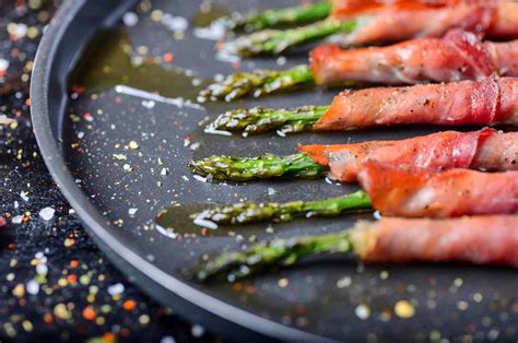 Fotografía de un plato de espárragos preparados de forma elegante, resaltando su presentación culinaria.