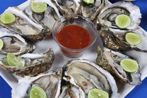 Plato de ostiones frescos listos para consumir