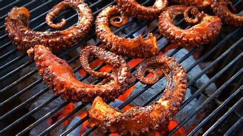 Plato de pulpo grillado con guarniciones creativas