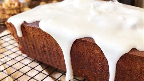 Esquema paso a paso mostrando la consistencia del glaseado real al levantar la cuchara