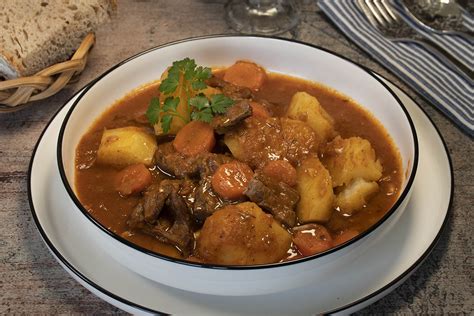 Plato de guiso de ternera con naranja y zanahorias