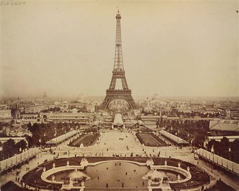 Imagen antigua de la Torre Eiffel en París.
