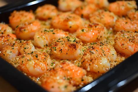 Foto de cestas de parmesano con camarones ya preparadas y servidas en un plato