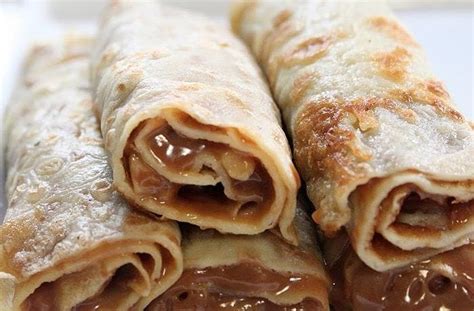 Foto de postre celestino con manjar y panqueques