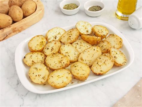 Variedad de preparaciones de patatas: patatas fritas, puré, asadas y gajos.