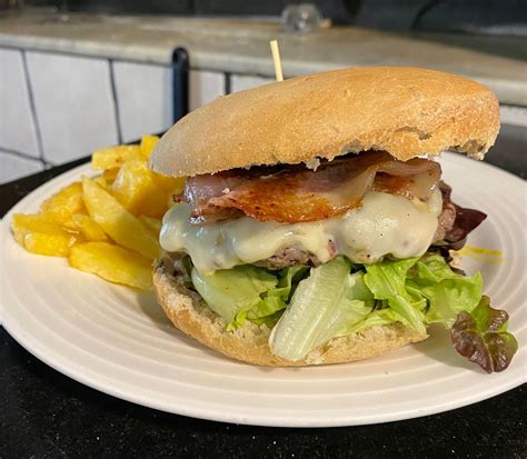 Hamburguesa de jabalí gourmet con acompañamientos