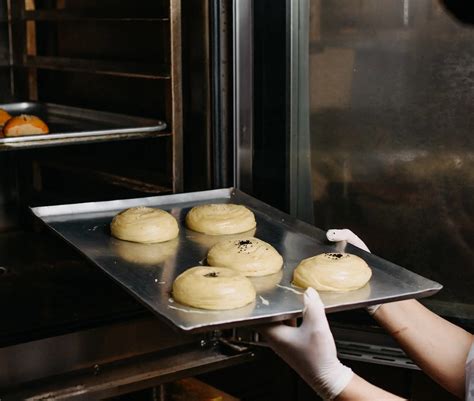 Esquema visual que muestra la separación necesaria entre las porciones de masa en la bandeja de horno para evitar que se peguen.