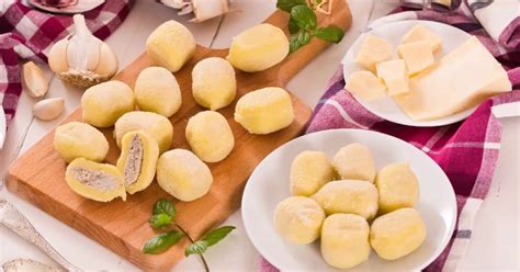 Ñoquis rellenos recién cocidos y dorados