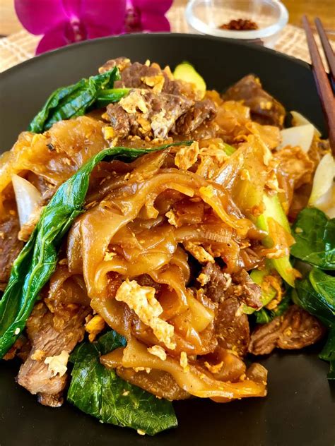 Plato de Pad See Ew con carne y gai lan