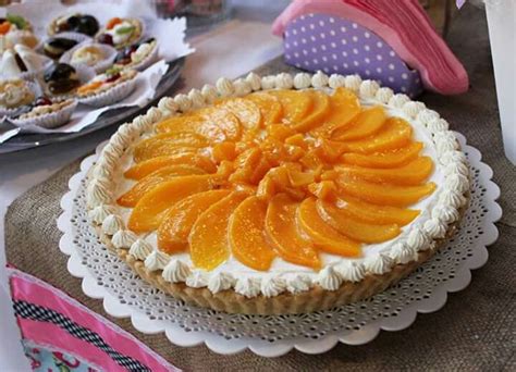 Pie de durazno con capas de galleta y crema, decorado con un trozo de durazno