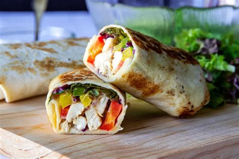 Ingredientes frescos para wraps de tomate