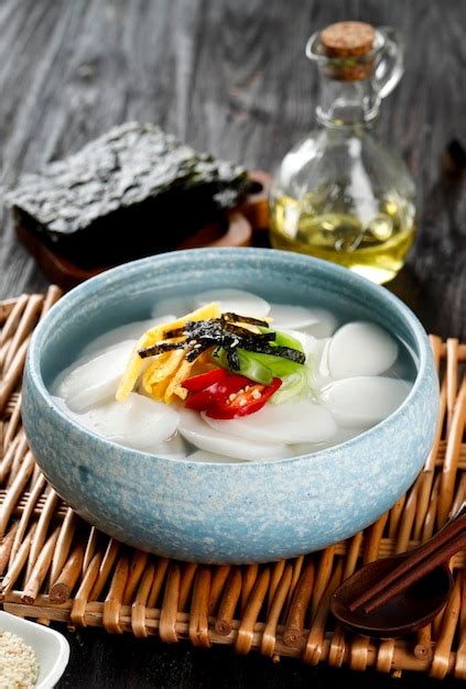 Mesa tradicional de Seollal con tteokguk y hangwa