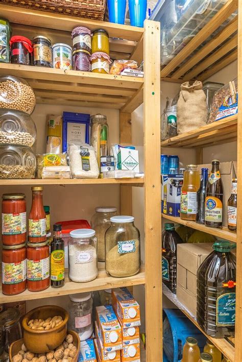 foto de una despensa organizada con alimentos no perecederos