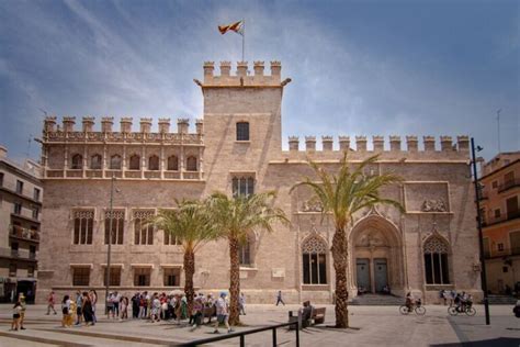 Ilustración o grabado antiguo de la Lonja de la Seda en Valencia.