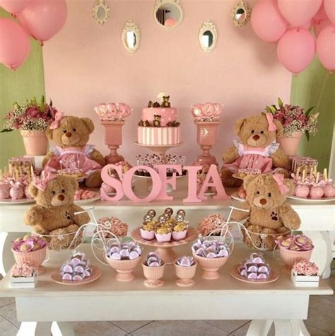 Mesa de baby shower decorada con dulces y pasteles
