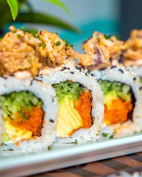 Fotografía profesional de una variedad de piezas de sushi con texturas de panko, sésamo y salmón