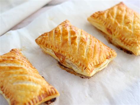 Empanadas de hojaldre horneadas doradas con un relleno visible